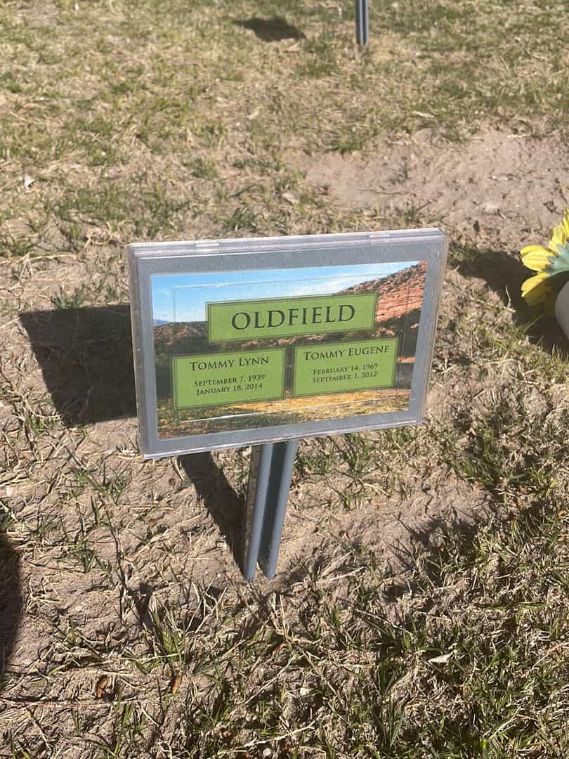 Tommy Lynn Oldfield's grave. Photo 2