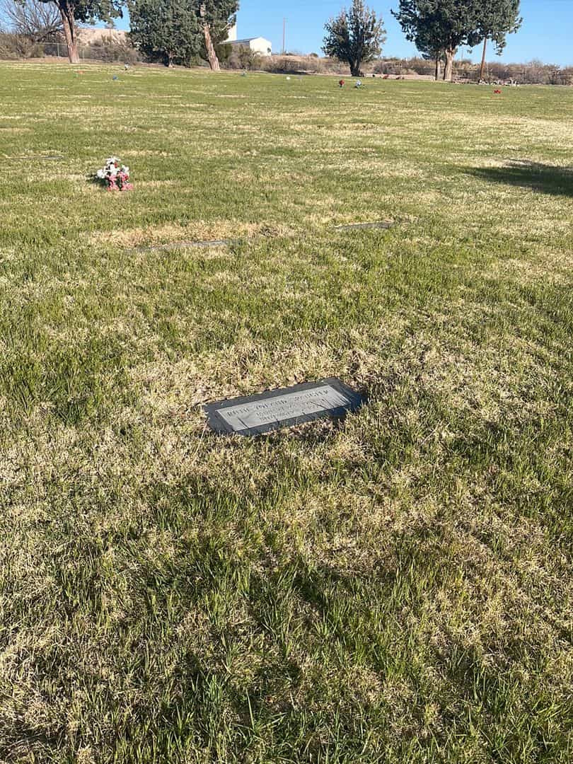 Ruth Yoland Spangler's grave. Photo 1