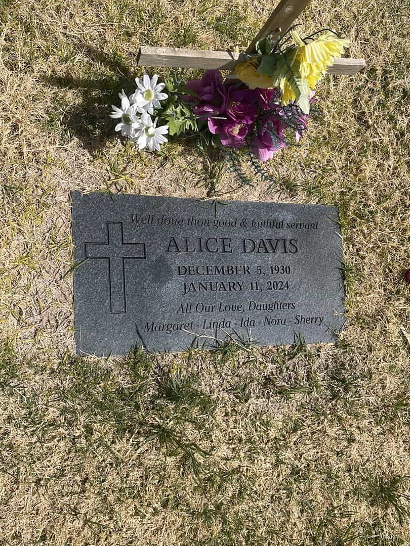 Alice Davis's grave. Photo 1