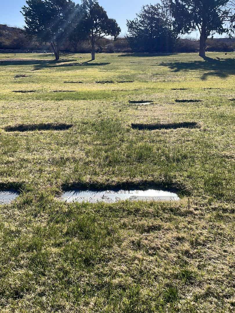 Leroy Mahl's grave. Photo 1