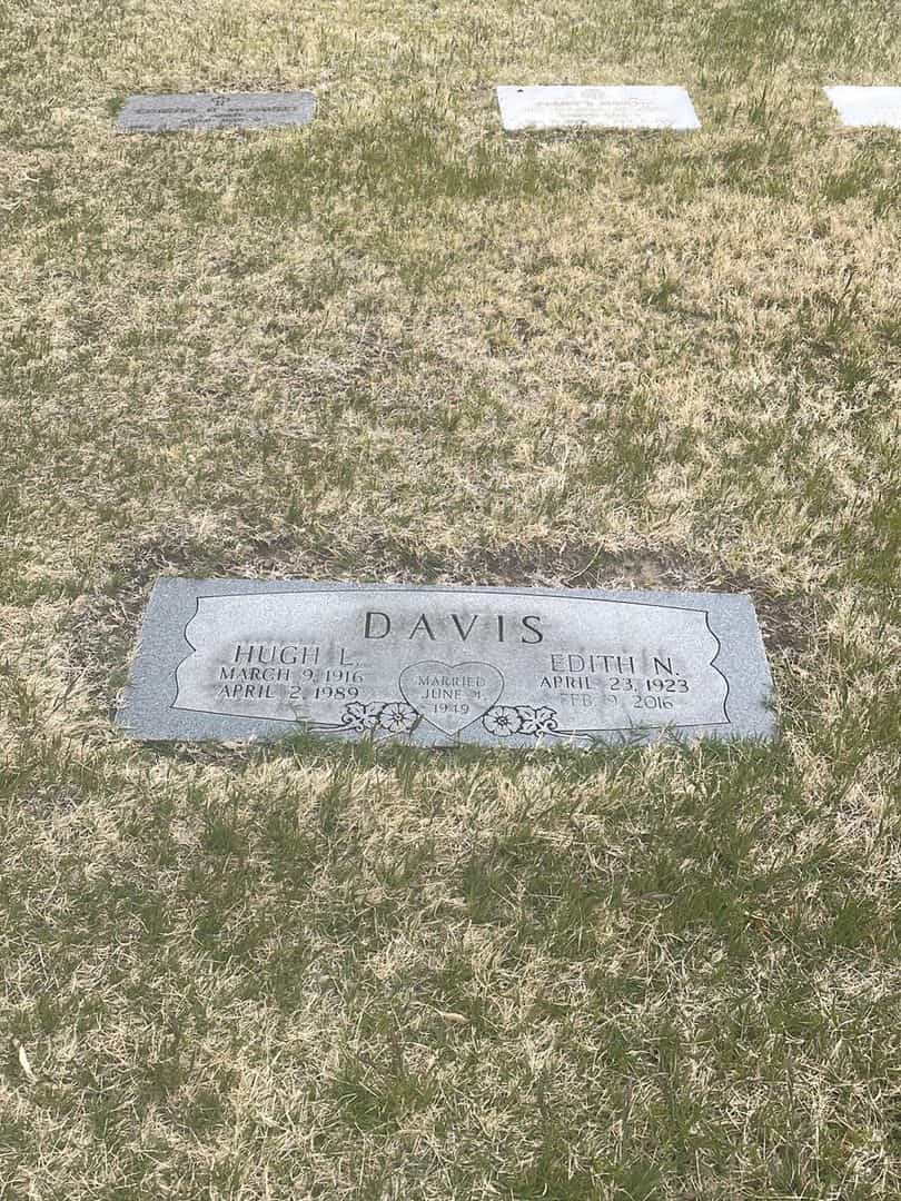 Edith N. Davis's grave. Photo 1