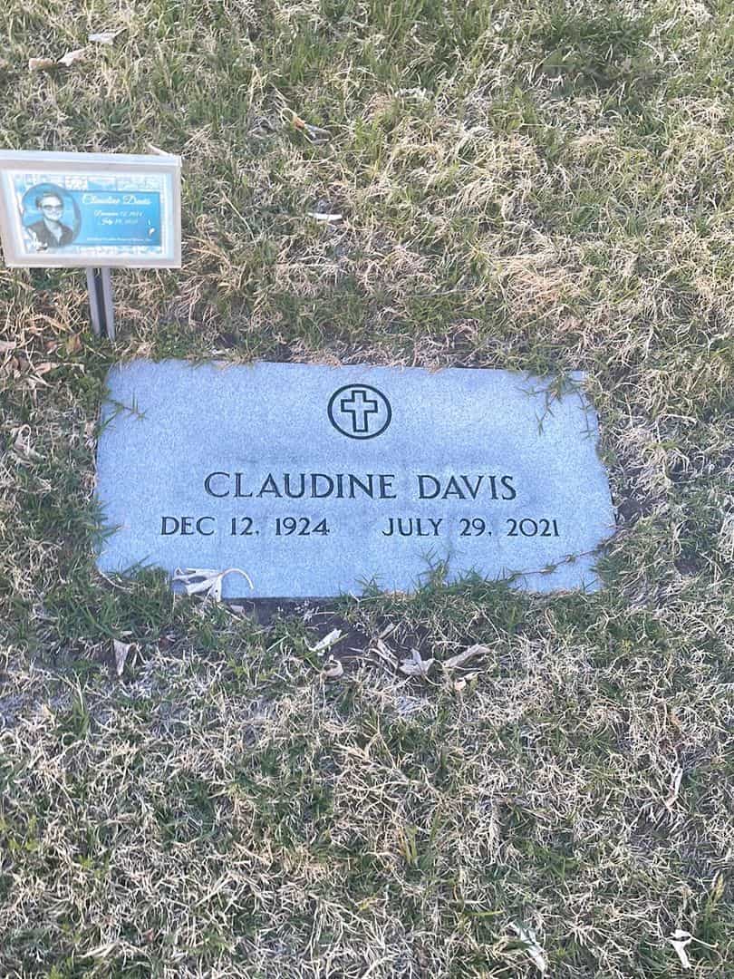 Claudine Davis's grave. Photo 1
