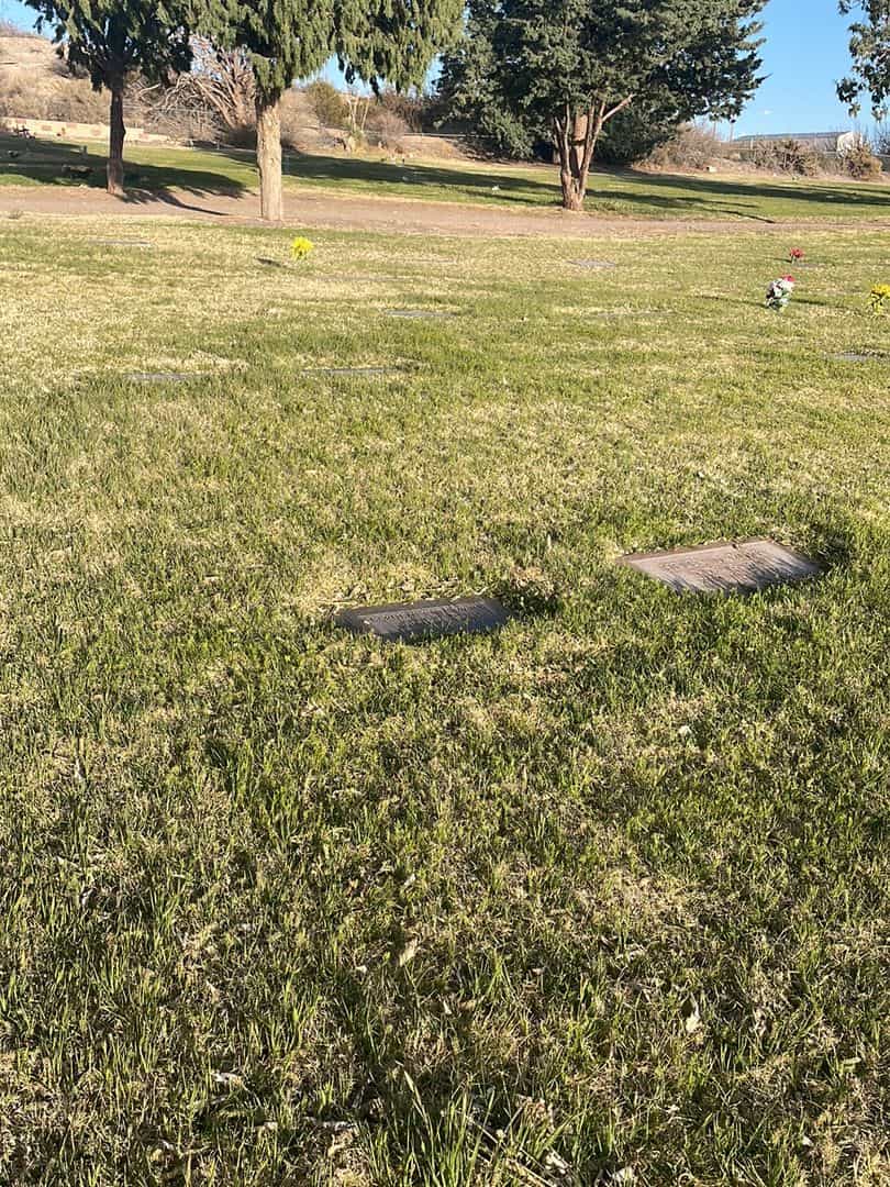 Carolyn Ruth Wahl's grave. Photo 1