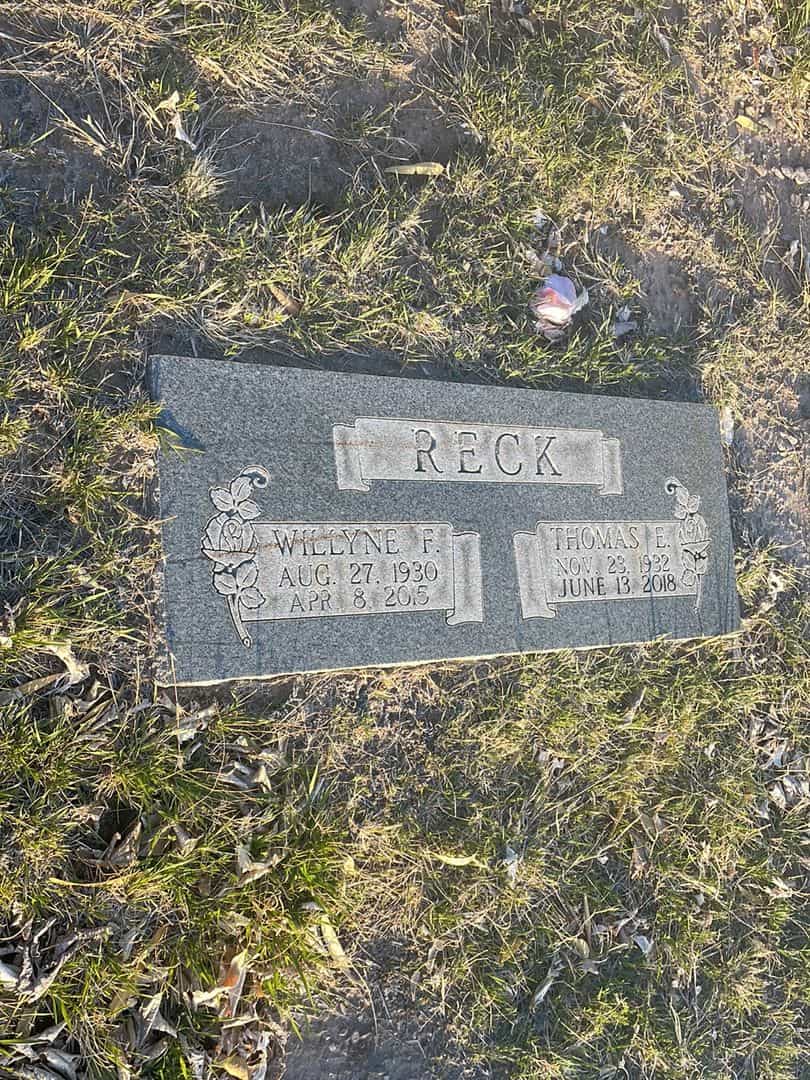 Willyne F. Reck's grave. Photo 2