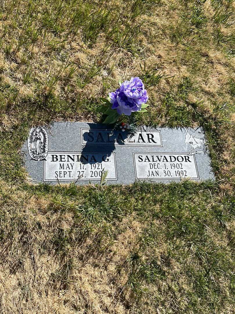 Salvador Salazar's grave. Photo 2