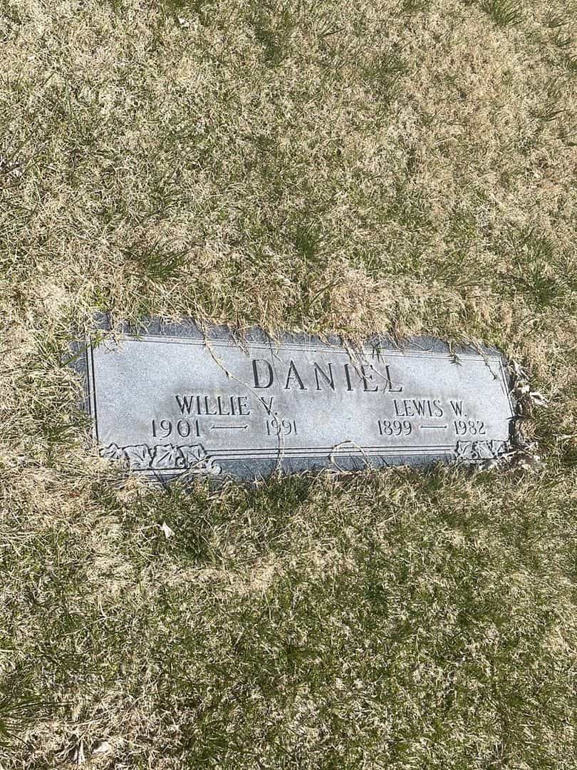 Lewis W. Daniel's grave. Photo 2