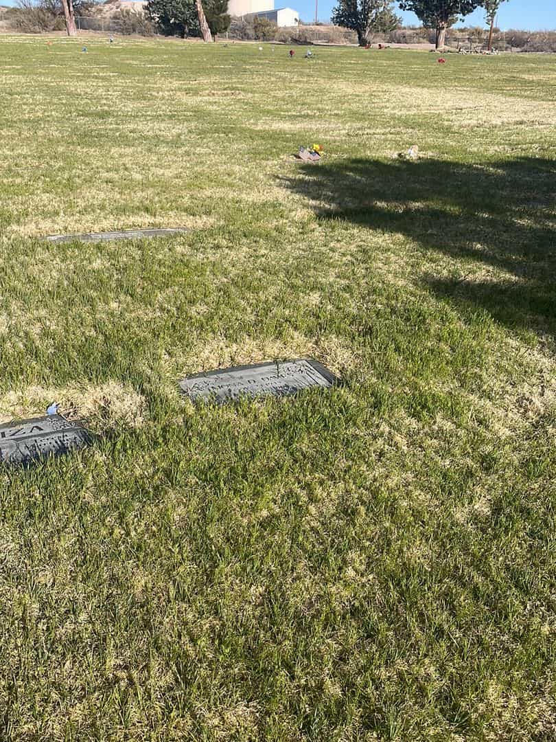 Mona D. Daves's grave. Photo 1