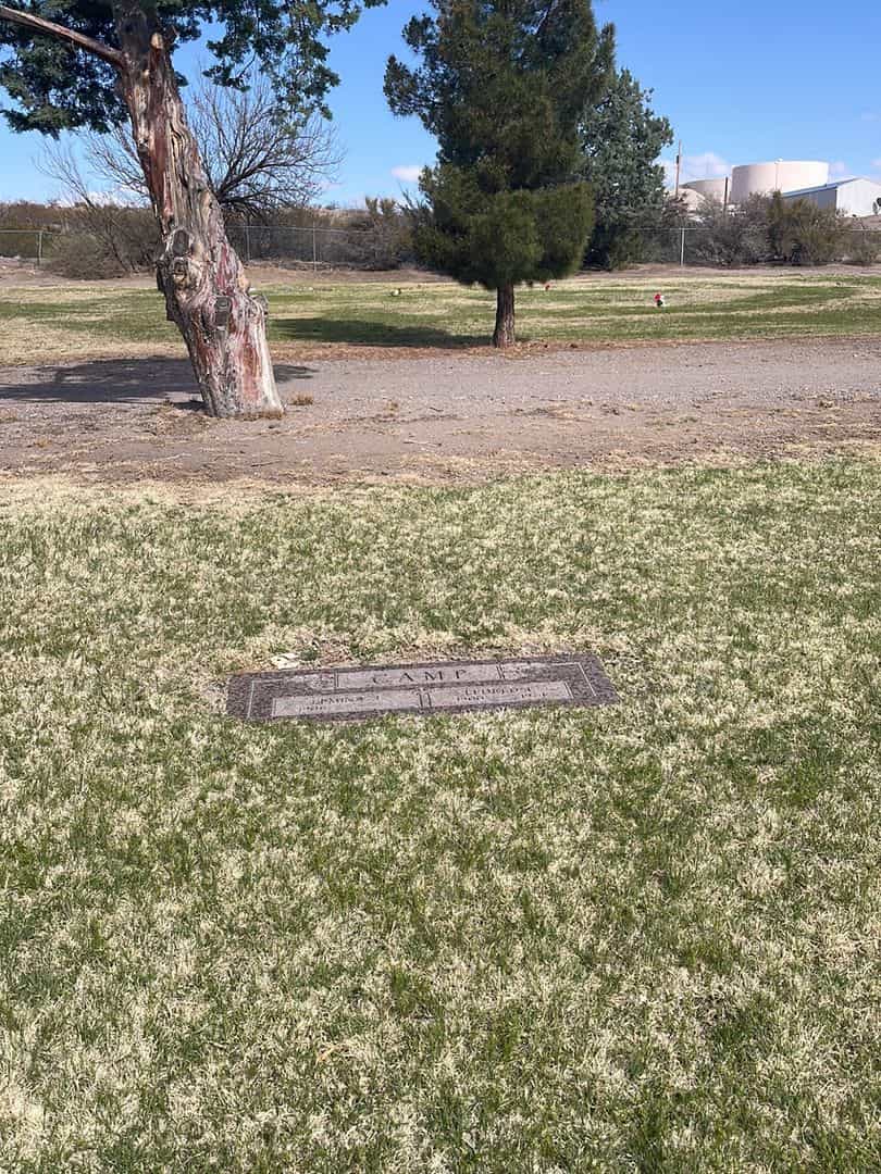 Elmina J. Camp's grave. Photo 1