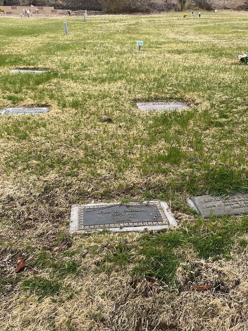Lola R. Padilla's grave. Photo 1
