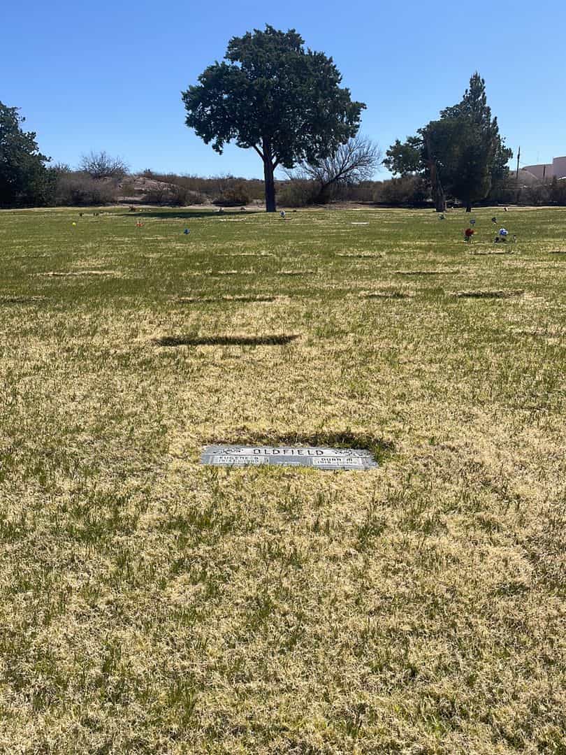 Eugene B. Oldfield's grave. Photo 1